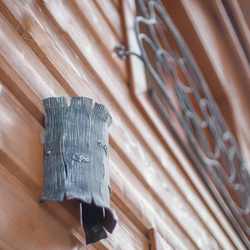 Applique extérieure en fer forgé – luminaire artisanal à la parure de grume, lampe murale inspiré par la nature – éclairage original Applique extérieure en fer forgé – luminaire artisanal à la parure de grume, lampe murale inspiré par la nature – éclairage original