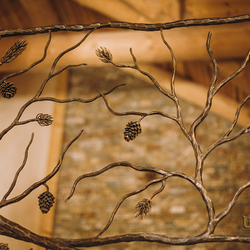 Garde-corps forg� de luxe avec motif de conifère - vue rapproch�e - garde-corps artistique