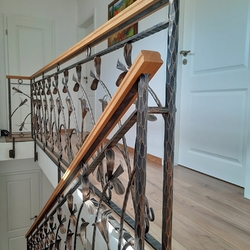 Garde-corps forgé intérieur avec main courante en bois - garde-corps pour escaliers Garde-corps forgé intérieur avec main courante en bois - garde-corps pour escaliers