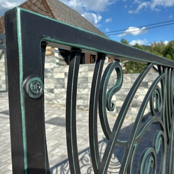 Portail en fer forg� avec le sceau UKOVMI en noir avec une patine verte