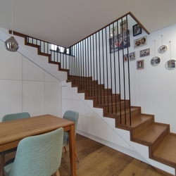 Rampe d’escalier intérieure dans une maison familiale, au design moderne Rampe d’escalier intérieure dans une maison familiale, au design moderne