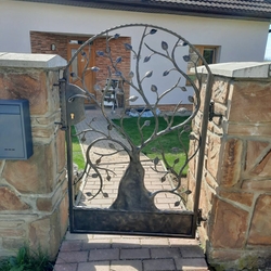 Porte forg�e à la main avec motif d'arbre - porte artistique pour une maison familiale dans l'est de la Slovaquie