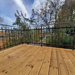 Garde-corps extérieur forgé, traité en surface contre la corrosion avec des technologies modernes Garde-corps extérieur forgé, traité en surface contre la corrosion avec des technologies modernes