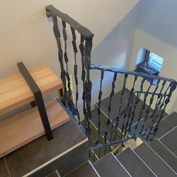 Balustrade forgée fabriquée dans l'atelier de l'artisanat du fer UKOVMI Balustrade forgée fabriquée dans l'atelier de l'artisanat du fer UKOVMI