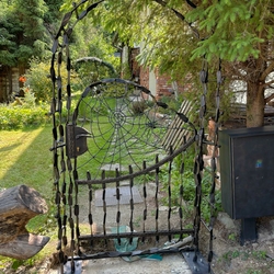 Portillon forgé à la main avec une toile d’araignée et une araignée – portillon design Portillon forgé à la main avec une toile d’araignée et une araignée – portillon design