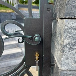 Poignée en fer forgé sur le portillon Poignée en fer forgé sur le portillon