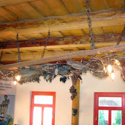 �clairage artistique forg� comme une vigne sur une �chelle en bois