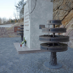 Pots de fleurs forg�s avec motif d'arbre sur le site de pèlerinage - Mont Butkov