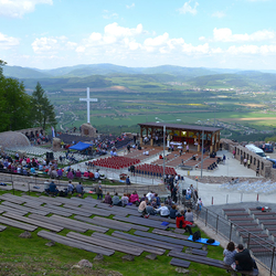 Vue d'ensemble du nouveau site de pèlerinage au sommet du mont Butkov