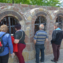 Prise de vue de l'�v�nement - les croyants devant les monuments individuels