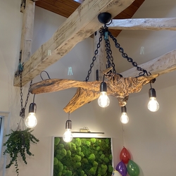 Lustre en bois de chêne avec des spirales en fer forg� incorpor�es