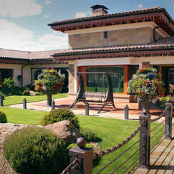 Pots de fleurs ext�rieurs en forme d'arbre, balan�oire forg�e et autres accessoires de jardin exclusifs