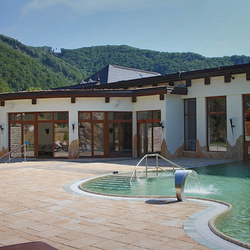 �clairage forg� pour espace bien-être � luminaires de luxe fa�onn�s à la main comme des torches, combin�s avec du verre