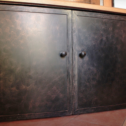 D�tail des portes sur un meuble à chaussures forg� - mobilier pour l'entr�e