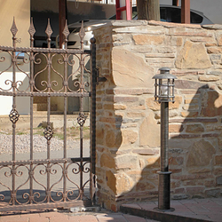 Luminaire à l�abord de l�entr�e de la maison familiale, id�al �galement pour �clairer les jardins et les parcs