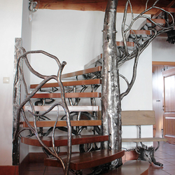 Escalier et son garde-corps de luxe fait à la main. Le garde-corps est forgé en forme d'un arbre en hiver. Escalier et son garde-corps de luxe fait à la main. Le garde-corps est forgé en forme d'un arbre en hiver.