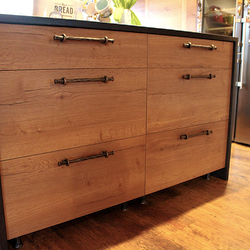 Poign�es en fer forg� faites à la main sur les armoires de cuisine � mobilier styl�