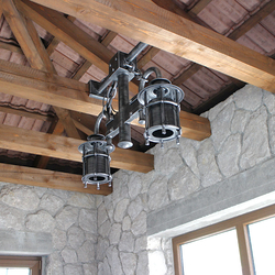 Suspension Klasik dans une tonnelle de jardin privé – luminaire de luxe en fer forgé – design personnalisé Suspension Klasik dans une tonnelle de jardin privé – luminaire de luxe en fer forgé – design personnalisé