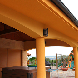 Abat-jour du luminaire dans le style ancien sur la terrasse de la maison familial � applique original en fer forg�