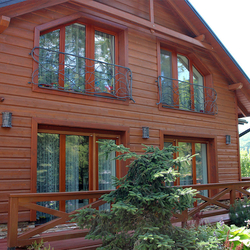 Appliques muraux Kôra éclairent des murs du chalet montagne – des luminaires et des garde-corps de portes-fenêtres en fer forgé Appliques muraux Kôra éclairent des murs du chalet montagne – des luminaires et des garde-corps de portes-fenêtres en fer forgé