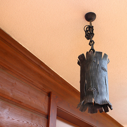 Suspensions en fer forgé créées par atelier Ukovmi – luminaires originaux et personnalisés pour un chalet Suspensions en fer forgé créées par atelier Ukovmi – luminaires originaux et personnalisés pour un chalet