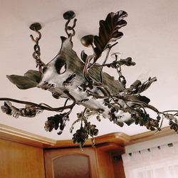 Chandelier artistique dans la cuisine d'une maison familiale - �clairage forg� Chêne