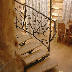 Garde-corps exclusif dans l'int�rieur d'un chalet avec un motif forestier - design de luxe.