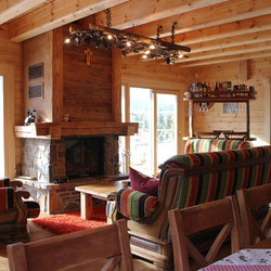 Vue d'ensemble du hall du chalet de montagne avec un �clairage artistique unique de UKOVMI