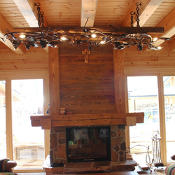 Luminaires de luxe : �chelle envahie par de la vigne forg�e près de la chemin�e dans la maison de campagne 