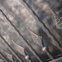 Portail forg� avec t�le pour la villa familiale afin d'assurer l'intimit� - d�tail