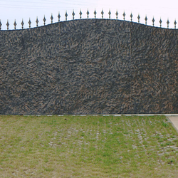 La confidentialit� assur�e par un portail forg� complet combin� avec une t�le martel�e