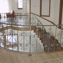 Balustrade et garde-corps d'escalier courbe en fer forg� dans une demeure de prestige. 