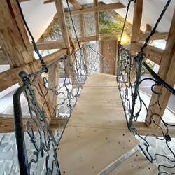 Pont design avec balustrade en fer forg� r�alis� pour l'int�rieur du Ch�teau Majerovsk�