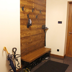 Mobilier de luxe forg� combin� avec du bois dans l'entr�e d'un chalet familial 