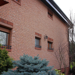 �clairage d�une maison familiale � lampes ext�rieures forg�es à la main