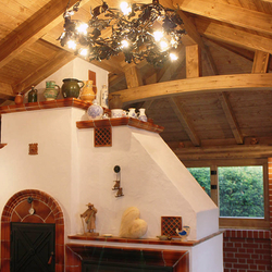 Chandelier forgé à la main avec motif de chêne dans un pavillon fermé Chandelier forgé à la main avec motif de chêne dans un pavillon fermé