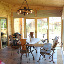 Pavillon ferm� d'une cabane de montagne avec mobilier forg� de luxe, luminaire et accessoires forg�s de UKOVMI