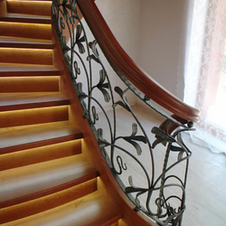 Rampe exceptionnelle en spirale int�rieure - m�tal + bois