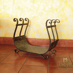 Panier à bois forg� à la main avec une plaque de m�tal