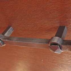 Poign�es de meubles design�es dans un style historique, finition par polissage et laquage