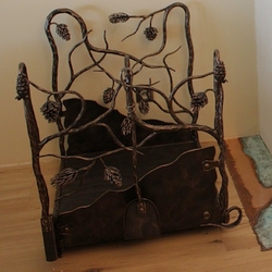 Porte-bûches en fer forg� fait-main au motif de pin