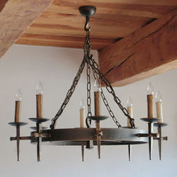  Luminaire artisanal � Suspension en fer forg� au design ancien � chandelier cr�� pour une demeure historique