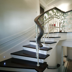 Balustrade pour escaliers dans l'int�rieur d'une maison familiale � balustrade historique de luxe