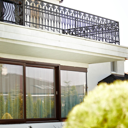 Balustrade forg�e exclusive sur le balcon d'une maison familiale - balustrade de luxe