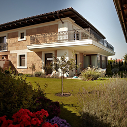 Balustrade forg�e ext�rieure - vue d'ensemble de la maison familiale