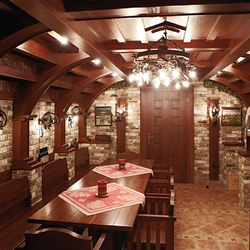 Luminaire de luxe � lustre forg� à la main au motif de vigne incorpor� dans une roue de la charrette, cr�� pour la cave à vin. 