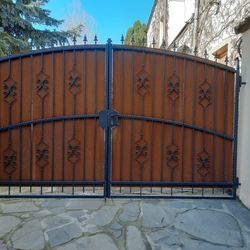 Porte forg�e avec t�le Corten fabriqu�e pour un b�timent historique au centre de Presov, en Slovaquie