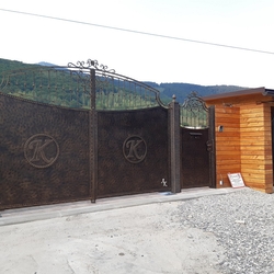 Porte forgée avec initiales, fabriquée dans la forge artistique UKOVMI Porte forgée avec initiales, fabriquée dans la forge artistique UKOVMI