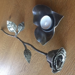 Bougeoir en forme de cœur avec une rose – un cadeau unique pour les femmes. Bougeoir en forme de cœur avec une rose – un cadeau unique pour les femmes.