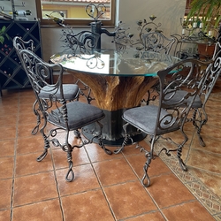 Table design en tronc de chêne avec chaises forg�es à la main � mobilier �l�gant